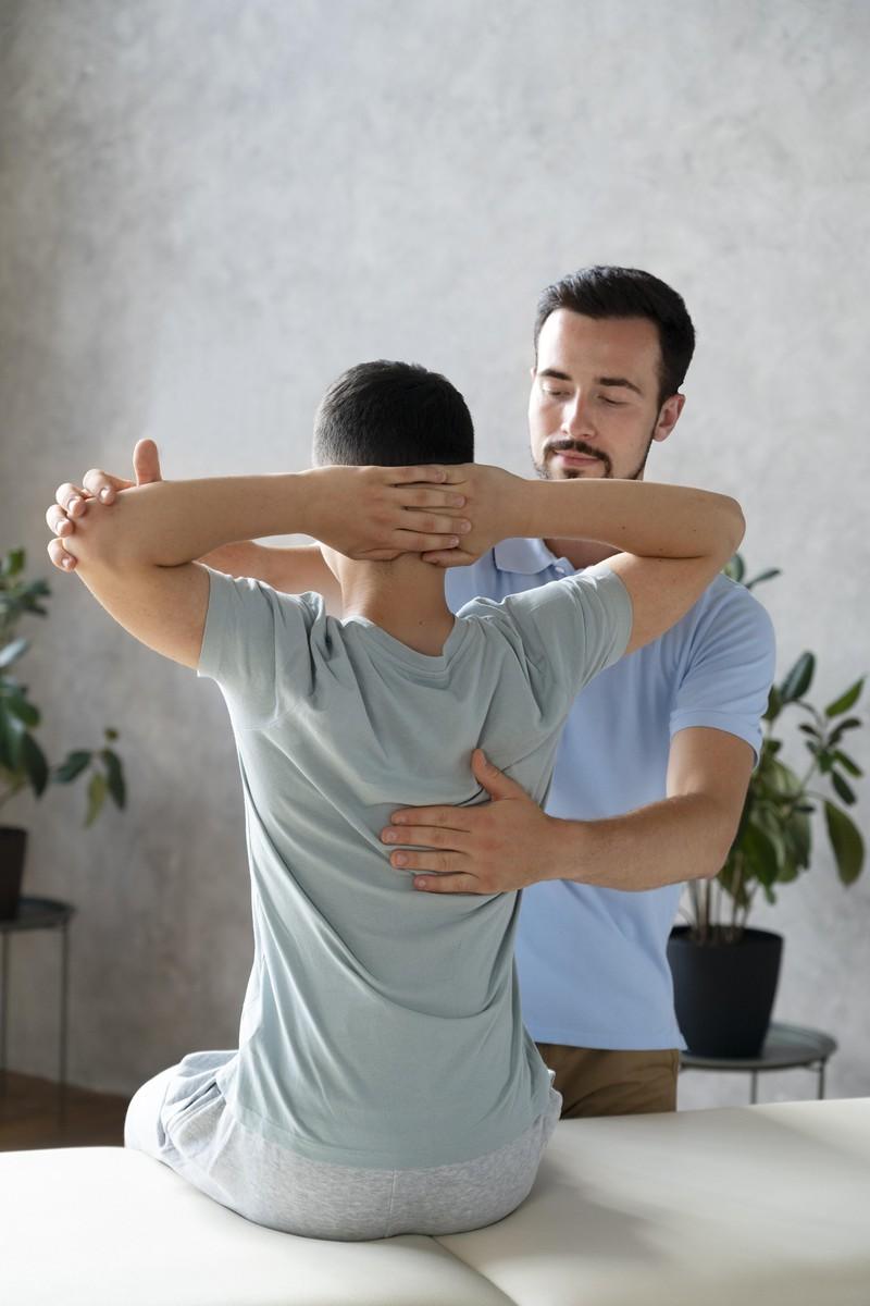 medium-shot-man-helping-patient_16601956