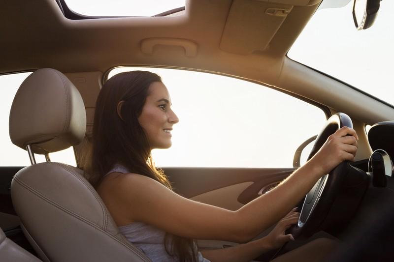 side-view-woman-driving-car-outdoors_9843874