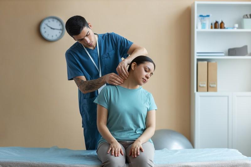 7 Benefits of Chiropractic Care for Office Workers