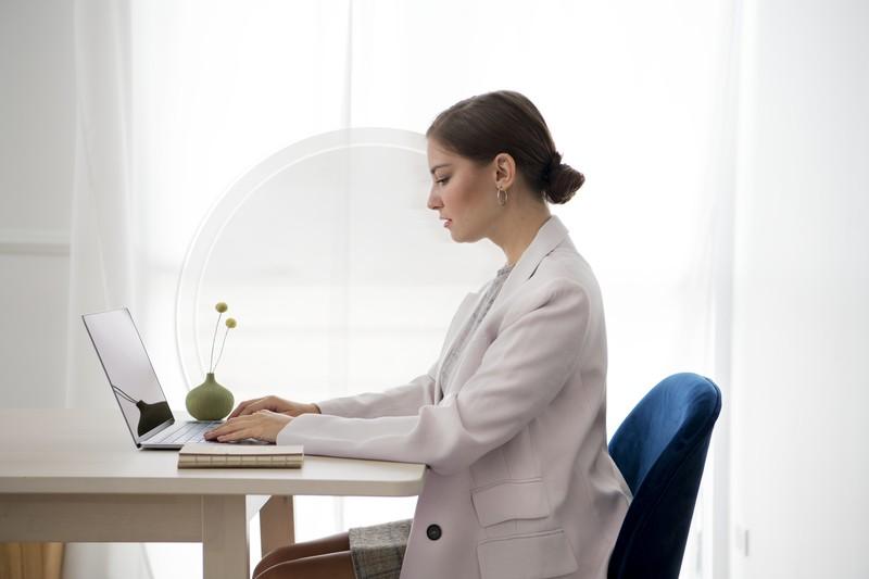 table-divider-with-woman-working-laptop_13312530.jpg